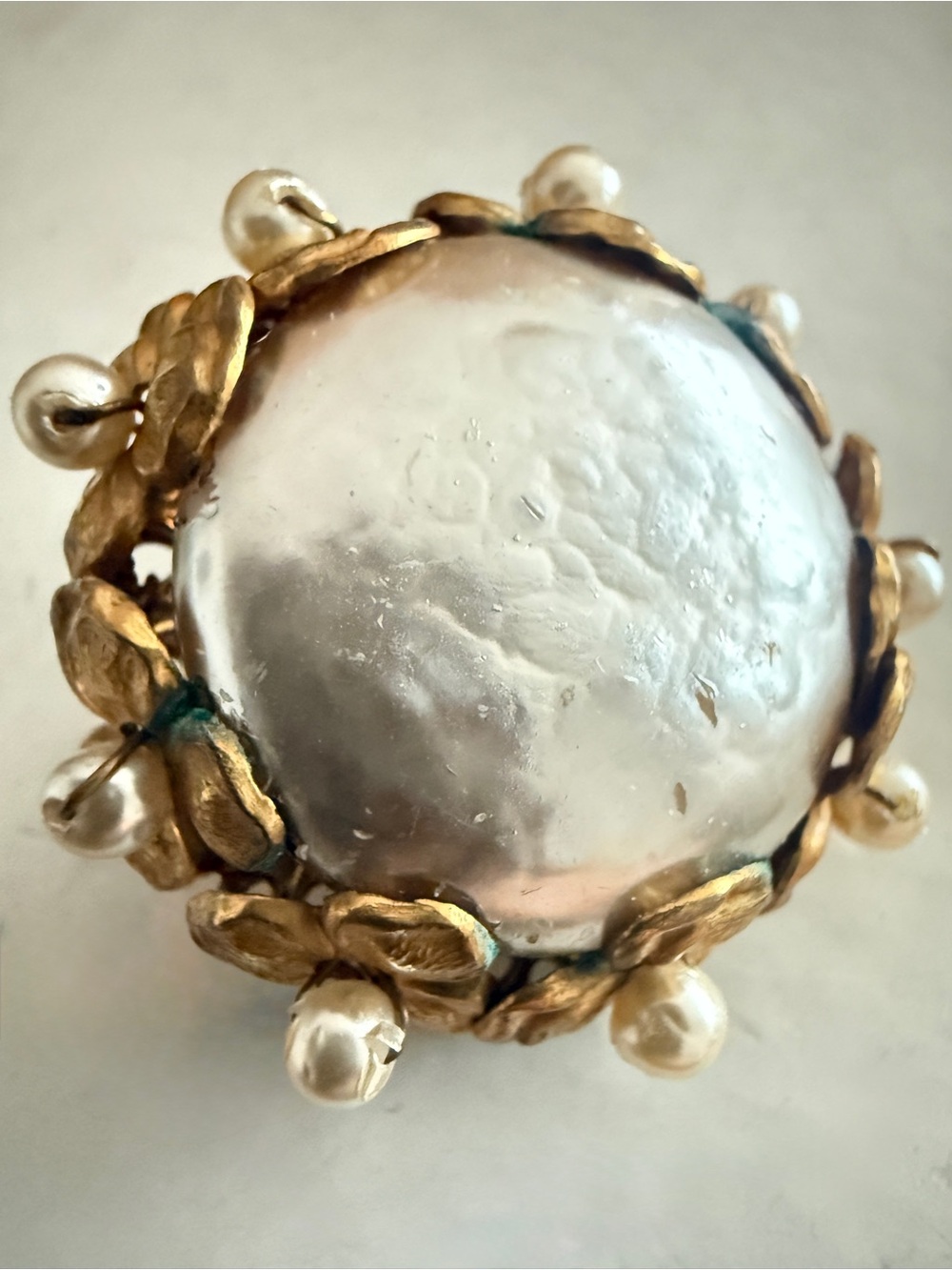 Vintage Miriam Haskell Faux Baroque Pearl Clip-On Earrings Gold Tone Signed - Picture 9 of 10